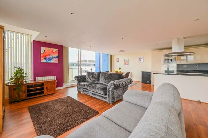 3 Bedroom Flat To Rent In Fathom Court, Gallions Reach, London, E16
