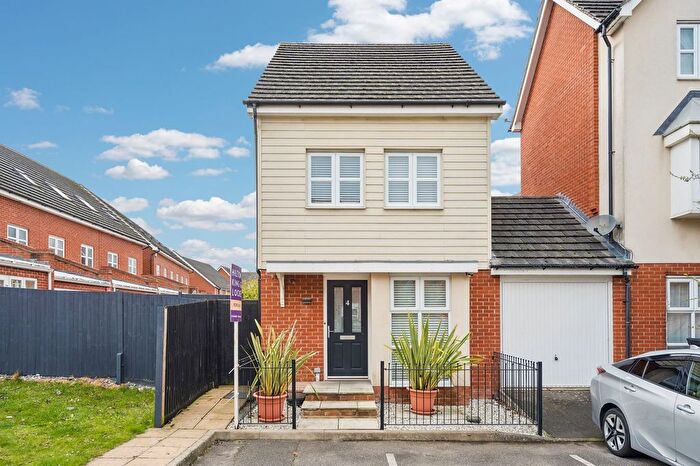 2 Bedroom Detached House For Sale In Langtree Avenue, Slough, SL1
