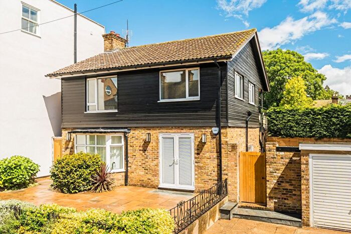 2 Bedroom Flat For Sale In Bell Lane, Twickenham, TW1