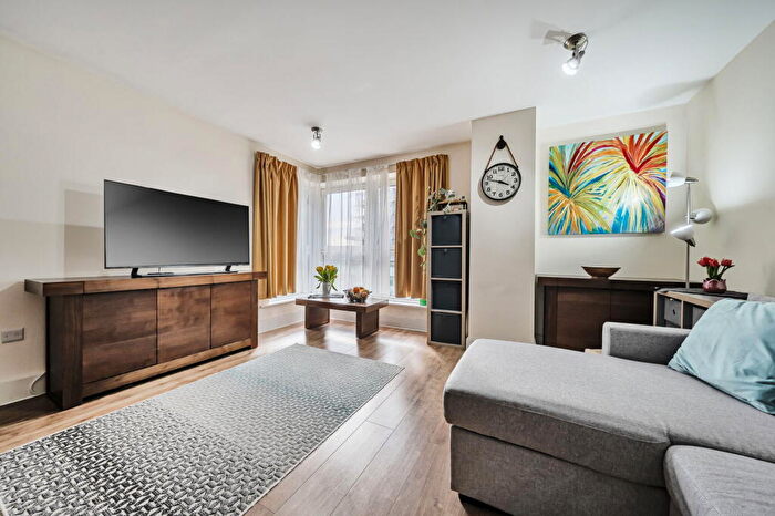 2 Bedroom Apartment For Sale In Skyline Plaza Alencon Link Basingstoke, RG21