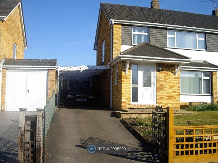 3 Bedroom Semi-Detached House To Rent In Hildens Drive, Reading, RG31