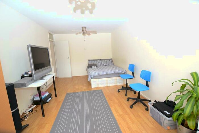 3 Bedroom Flat To Rent In Clovelly Way, London, E1