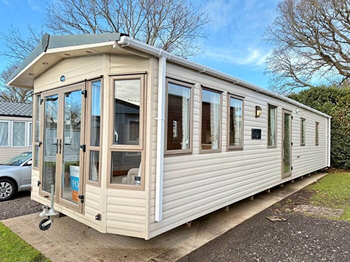 2 Bedroom Mobile/park Home For Sale In The Fairway, Sandown, PO36