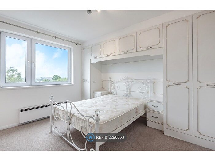 2 Bedroom Flat To Rent In Mountcombe Close, Surbiton, KT6