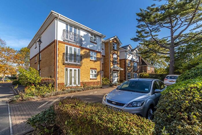 2 Bedroom Flat To Rent In Rosebank Close, Teddington, TW11