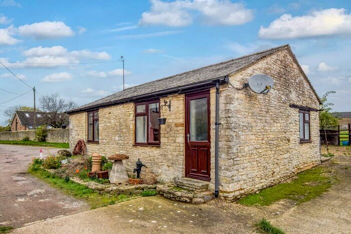 2 Bedroom Detached House To Rent In East Street, OX27