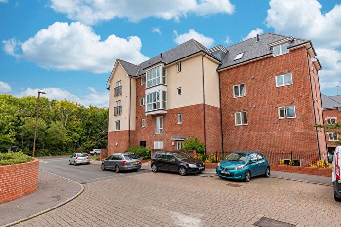 2 Bedroom Flat For Sale In Stone Court, Crawley, RH10