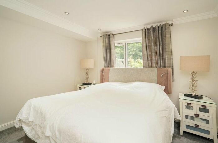 2 Bedroom Detached Bungalow To Rent In Abbeydale Road, Sheffield, S7