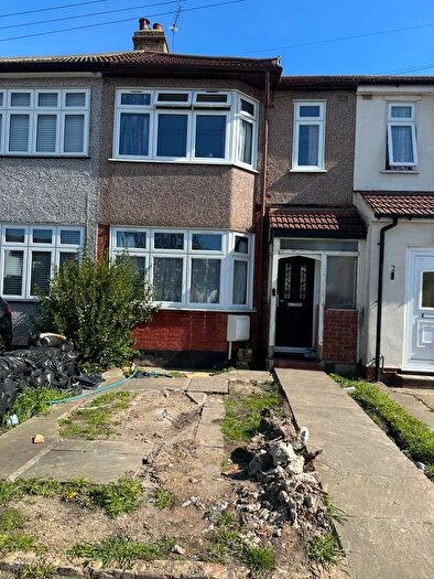 3 Bedroom Terraced House For Sale In Pinewood Avenue, Rainham, RM13