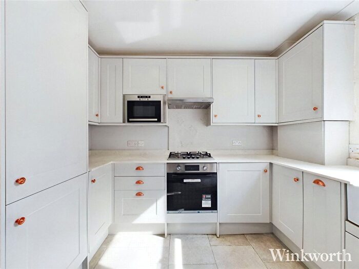 3 Bedroom Maisonette To Rent In Churchfield Road, London, Uk, W3