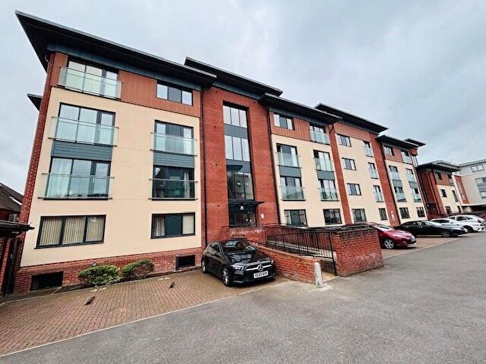 2 Bedroom Flat To Rent In Hillview Place, Newbury, RG14