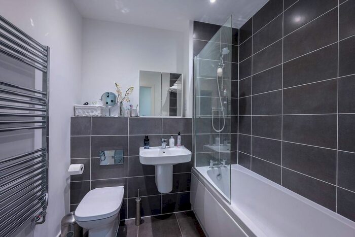 2 Bedroom Flat To Rent In Walnut Tree Close, Guildford, GU1