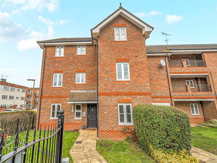 1 Bedroom Flat For Sale In Trafalgar Court, Cobham, KT11
