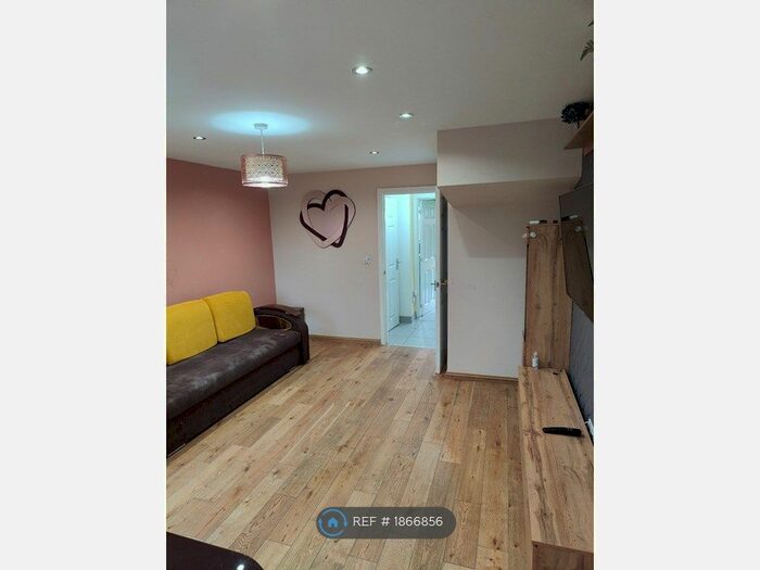 3 Bedroom Semi-Detached House To Rent In Shortridge Drive, Coventry, CV6