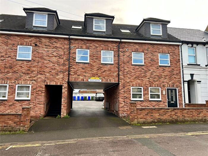 2 Bedroom Maisonette For Sale In Elms Road, Aldershot, Hampshire, GU11