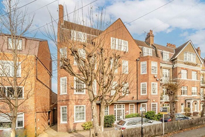 3 Bedroom Flat To Rent In Cavendish Gardens, Trouville Road, London, SW4