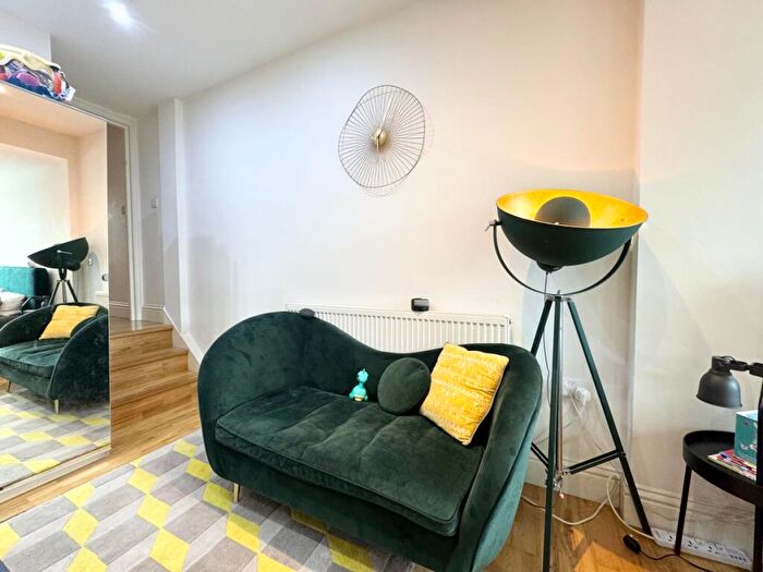 2 Bedroom Apartment To Rent In Avenue Mews, Muswell Hill, N10