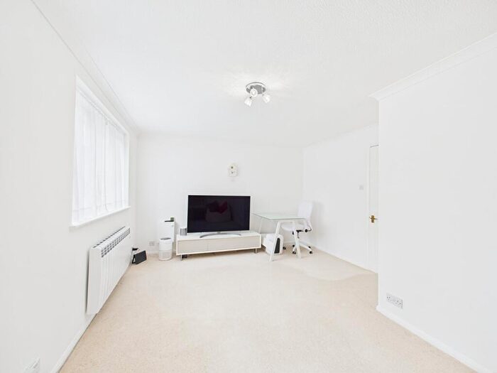 1 Bedroom Apartment For Sale In Knaves Hollow, Wooburn Moor, High Wycombe, Buckinghamshire, HP10