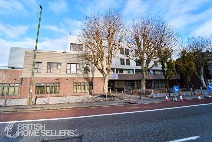 1 Bedroom Flat For Sale In Staines Road West, Sunbury-On-Thames, Surrey, TW16