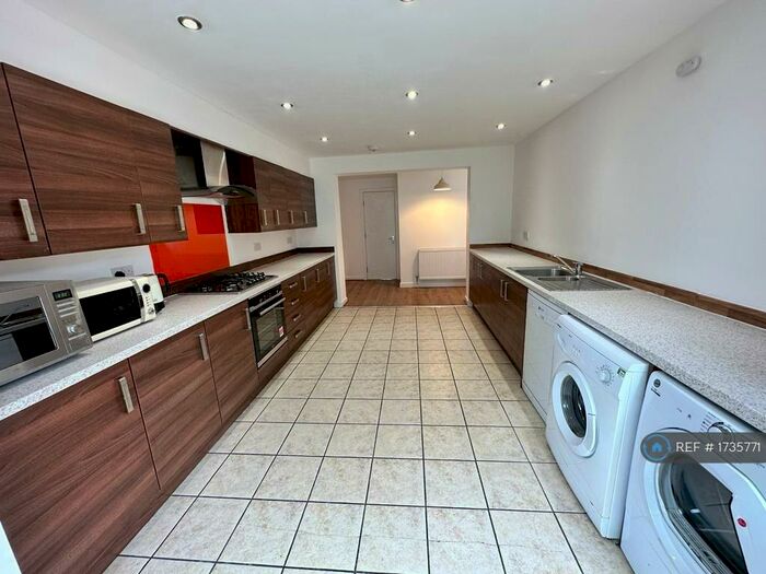5 Bedroom Semi-Detached House To Rent In Bolton Road, Swinton, Manchester, M27