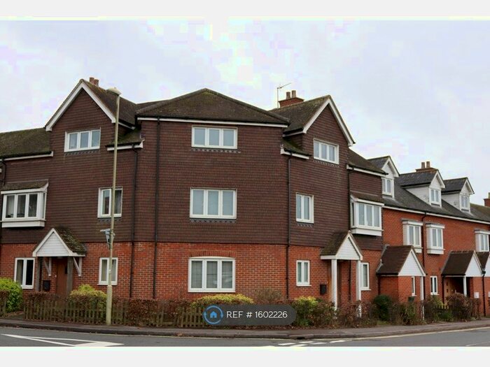 2 Bedroom Flat To Rent In Portsmouth Road, Liphook, GU30