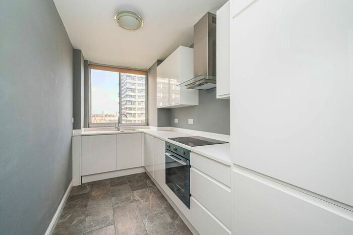 2 Bedroom Flat To Rent In Cambridge Square, Hyde Park Estate, London, W2
