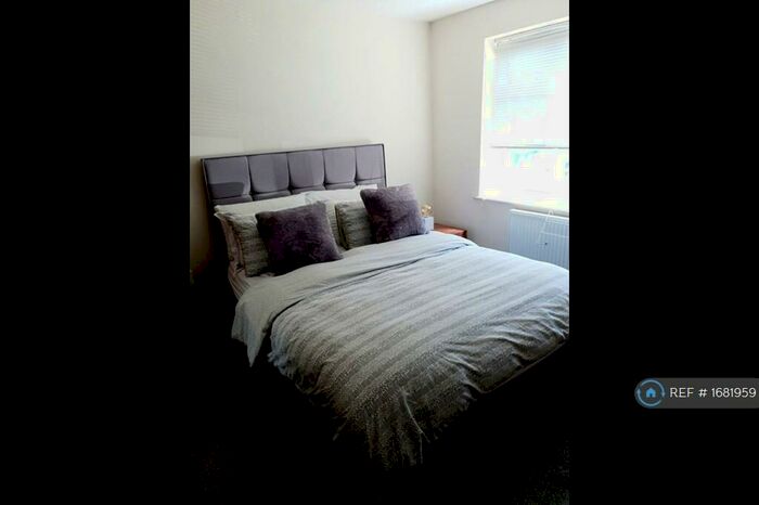 2 Bedroom Flat To Rent In Barlow Moor Court, Manchester, M20