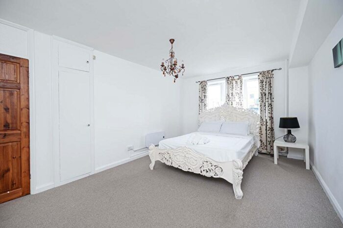 2 Bedroom Flat For Sale In Commercial Road, Whitechapel, London, E1
