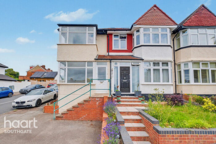 3 Bedroom End Of Terrace House For Sale In Hampden Way, London, N14
