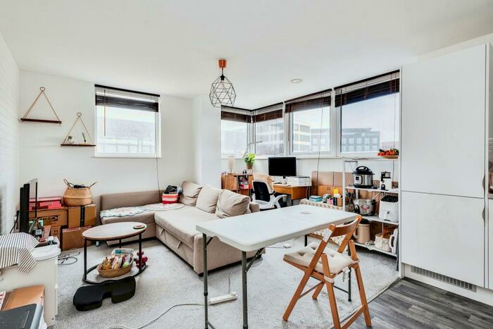 1 Bedroom Flat For Sale In Fleming Way, Swindon, Wiltshire, SN1