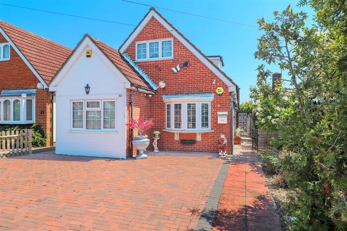 4 Bedroom Detached Bungalow For Sale In Copperfield Avenue, Hillingdon, UB8