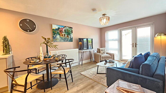2 Bedroom Flat For Sale In Woodlark Place West - Pinchington Lane, Newbury, Berkshire, RG14