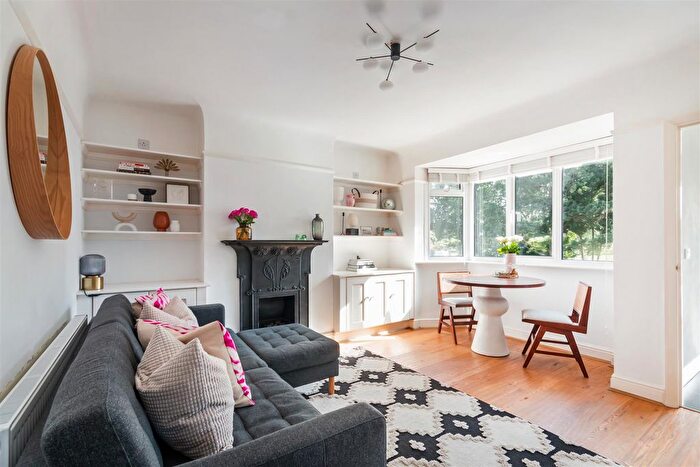 2 Bedroom Maisonette For Sale In Aboyne Drive, Raynes Park, SW20