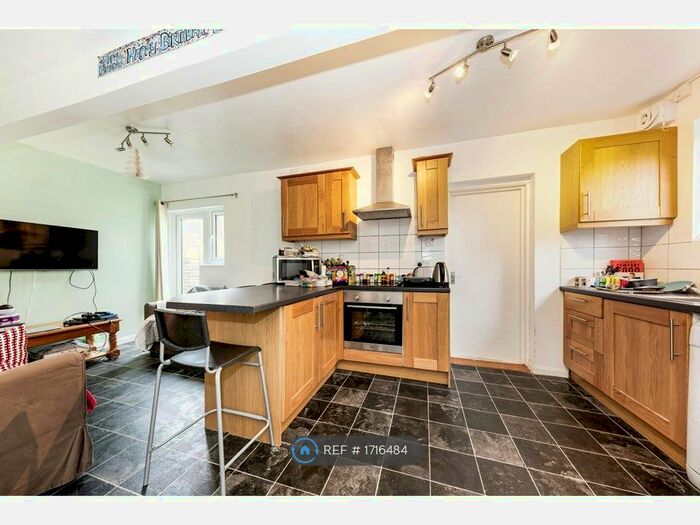 5 Bedroom Semi-Detached House To Rent In Gloucester Road, Guildford, GU2