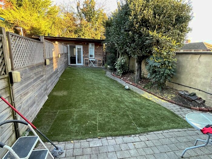 1 Bedroom Parking/garage To Rent In Milton Avenue, Barnet, EN5