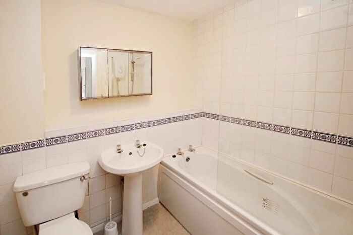 3 Bedroom Flat To Rent In Loughman Close, Kingswood, Bristol, BS15