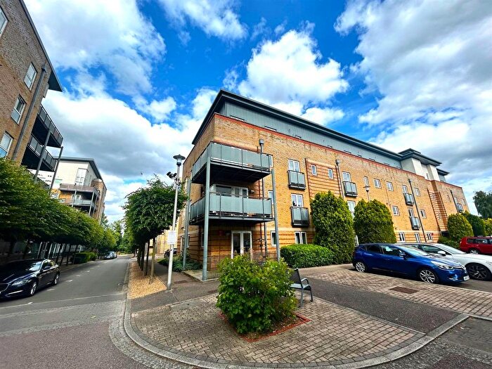 2 Bedroom Flat To Rent In Manhattan Avenue, Watford, WD18