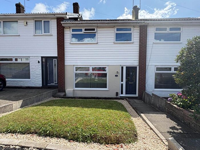 3 Bedroom Town House For Sale In Alandale, Royton, OL2
