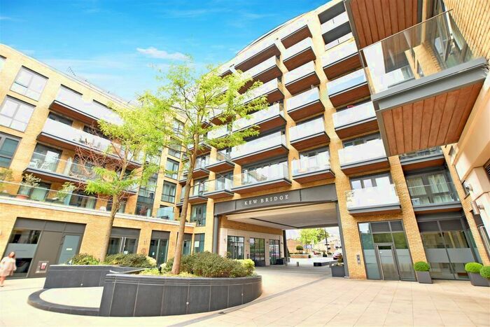 3 Bedroom Flat To Rent In Kew Bridge Road, Brentford, TW8