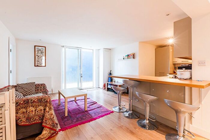 3 Bedroom Flat To Rent In St Leonards Street, Bow, London, E3