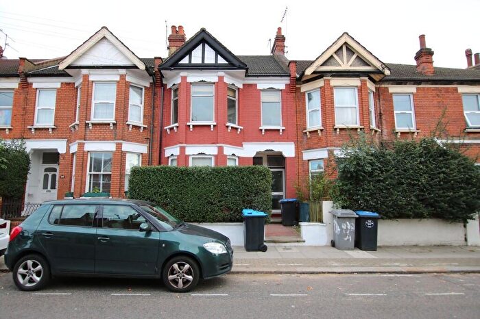 3 Bedroom Apartment For Sale In Temple Road, Cricklewood, NW2