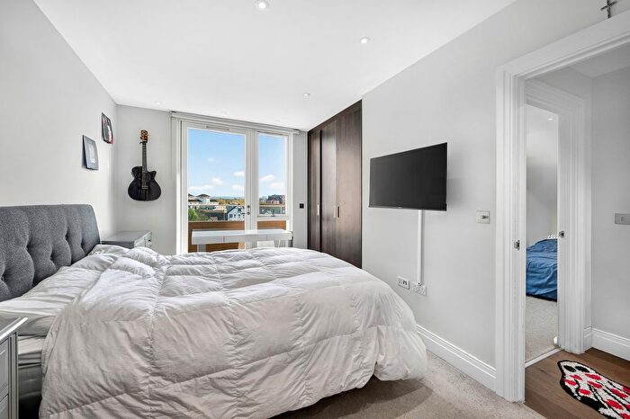 2 Bedroom Flat To Rent In Hamond Court, Queenshurst Square, KT2