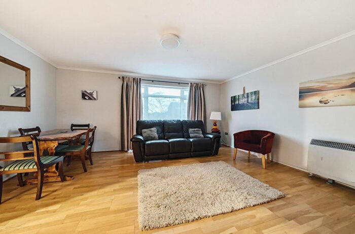 2 Bedroom Flat For Sale In Deepdale, Bracknell, RG12