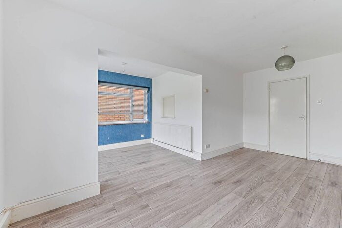 2 Bedroom Flat To Rent In Elmers End Road, Beckenham, London, SE20