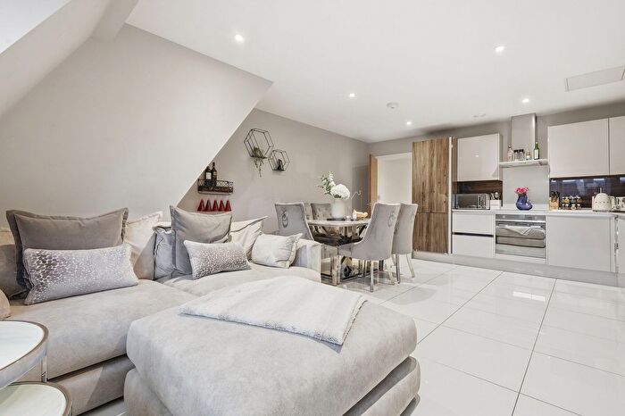 2 Bedroom Flat For Sale In High Street, The Roof Gardens, CM12