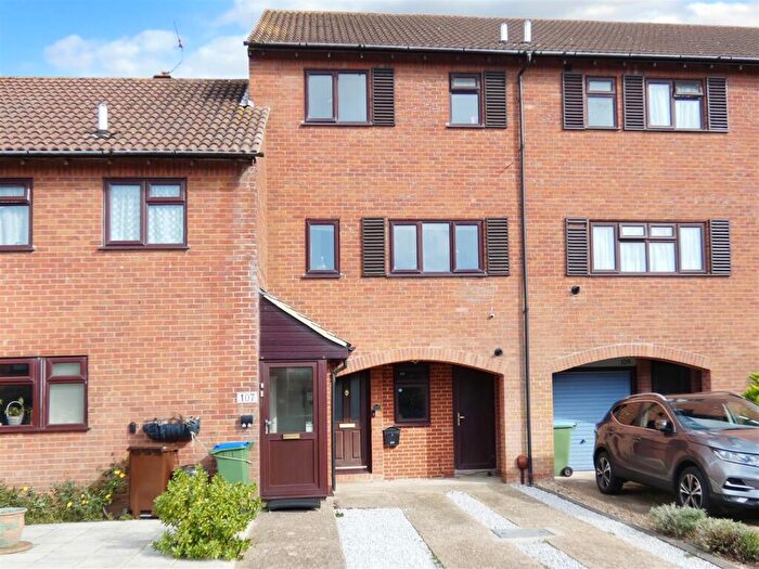 4 Bedroom Terraced House For Sale In Dinsdale Gardens, Rustington, BN16