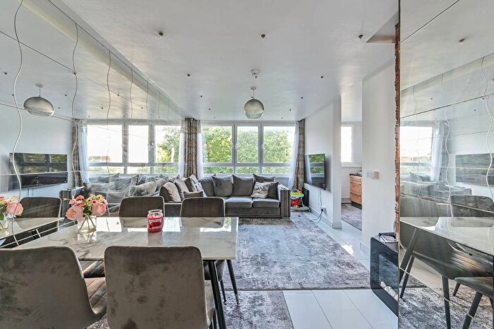 1 Bedroom Flat For Sale In Gardiner House, Surrey Lane, Battersea, London, SW11