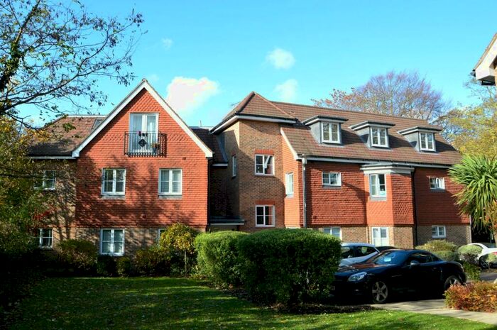 2 Bedroom Apartment To Rent In Stretton Court, Wey Road, Weybridge, KT13