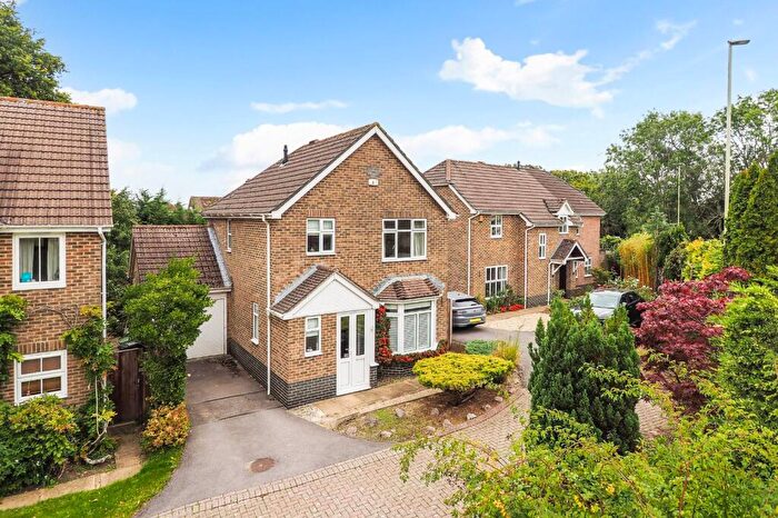 3 Bedroom Link Detached House For Sale In Kennet Road, Petersfield, Hampshire, GU31