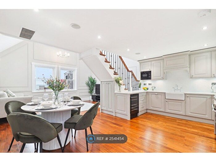 3 Bedroom Flat To Rent In Beecroft Apartments, Westcliff-On-Sea, SS0